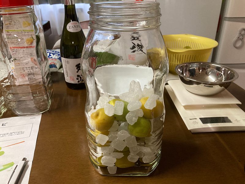 梅酒作り工程　氷砂糖を入れる3